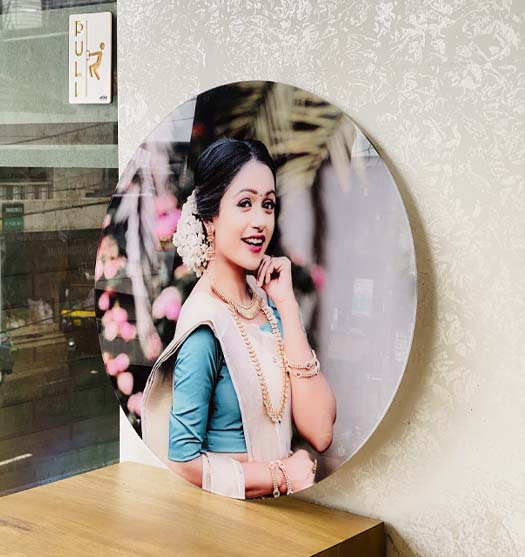 Round Shape UV Printed Acrylic Wall Mount Frameless Picture Photo/Poster Frame For Anniversary, Birthday, Special Moment (Thickness 3mm)