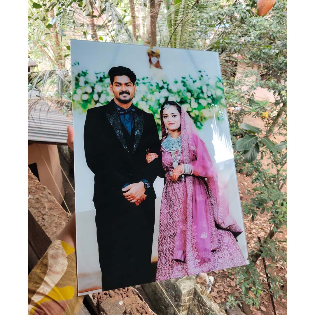 ദമ്പതികൾ യുവി പ്രിൻ്റ് ചെയ്ത അക്രിലിക് വാൾ മൗണ്ട് ഫ്രെയിംലെസ്സ് ചിത്ര ഫോട്ടോ/പോസ്റ്റർ ഫ്രെയിം വാർഷികം, ജന്മദിനം, പ്രത്യേക നിമിഷം (കനം 3 എംഎം, പോർട്രെയ്റ്റ്)