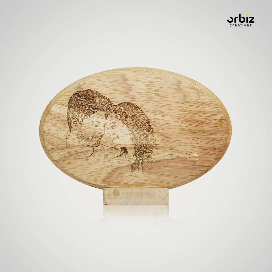 An oval rubwood frame with an engraved couple portrait